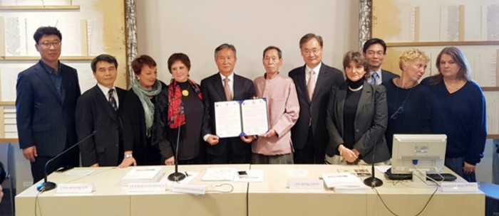The certification ceremony was held at ICRCPAL in Rome, Italy on Dec.15. Choi Maeng-Sik, the director-general of the National Research Institute of Cultural Heritage of Cultural Heritage Administration (second from left), Maria Letizia Sebastiani, the director of ICRCPAL (fourth from left) and craftsman Shin Hyun-se (six from left) pose with the certificate.